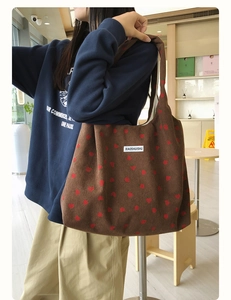 Sac fourre-tout en velours côtelé marron avec broderie fraise et détail d'étiquette