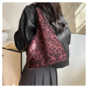 Détail du sac cabas bordeaux à motif léopard avec une texture douce et une bandoulière large