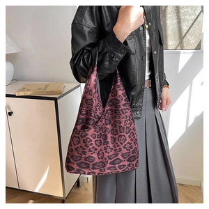 Vue détaillée du sac cabas imprimé léopard rouge avec une silhouette en demi-lune