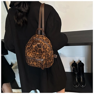 Mini mochila con estampado de leopardo, correas de cuero marrón y costuras blancas de contraste