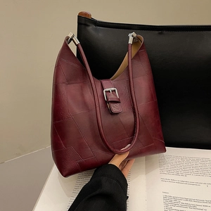 Sac fourre-tout chic en similicuir bordeaux à patchwork avec boucle argentée et poignée