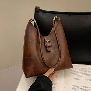 Sac fourre-tout classique en cuir PU marron foncé avec design patchwork et boucle en métal