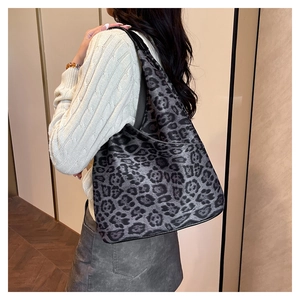 Sac fourre-tout tendance à motif léopard gris en similicuir porté par un mannequin