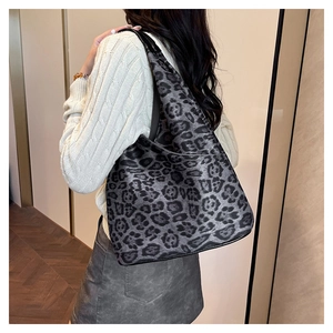 Gros plan du sac à bandoulière léopard élégant avec texture douce en fausse fourrure