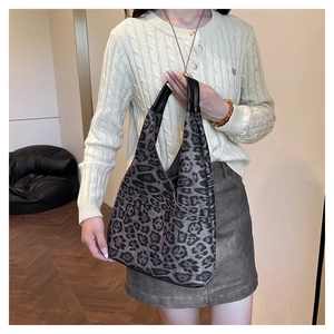 Sac à bandoulière en PU à imprimé léopard porté par un mannequin pour un style mode d'automne
