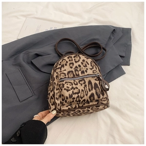 Mochila pequeña de moda para mujer con estampado de leopardo y correas de cuero marrón
