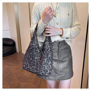 Sac fourre-tout tendance à motif léopard porté avec une tenue d'automne chic