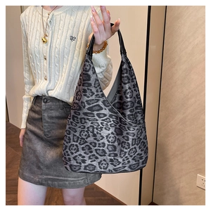 Détail du sac hobo léopard gris avec poignée renforcée et poche latérale