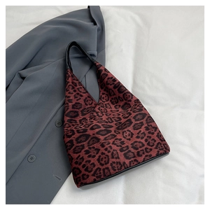 Grand sac cabas à imprimé léopard rouge et noir avec des lanières en cuir noir