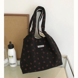Sac fourre-tout tendance en velours côtelé noir avec broderie de fraises