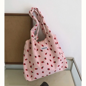 Sac fourre-tout en velours rose à motif fraise avec doubles poignées au style épuré
