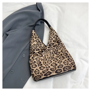 Sac à bandoulière hobo élégant avec imprimé léopard et poignées noires mode urbaine