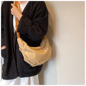 Sac bandoulière chic en daim kaki avec détails plissés et bandoulière en cuir brun