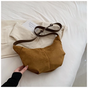 Sac bandoulière en similicuir suédé marron avec bandoulière réglable au style chic