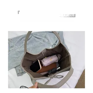 Vue du dessus de l'intérieur du sac fourre-tout spacieux avec poche zippée intégrée