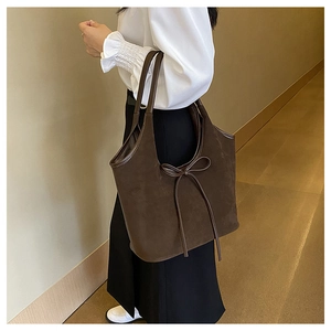 Sac fourre-tout mat marron foncé avec nœud porté à l'épaule pour un look chic