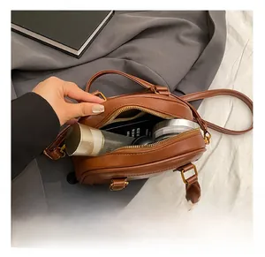 Detailansicht des geräumigen Innenraums dieser braunen Bowling-Tasche aus PU-Leder