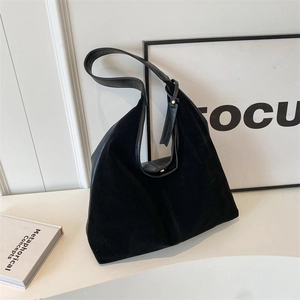 Minimalistische schwarze Hobo-Tasche aus Wildleder und Leder-Patchwork mit feinem Riemen