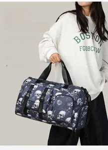 Détail du grand sac cabas bleu marine avec imprimé tête de mort et bandoulière réglable