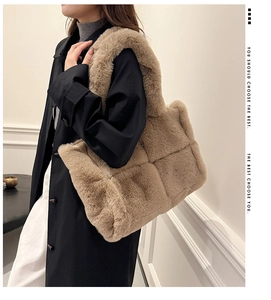 Détail d'un grand sac bandoulière en peluche beige avec texture tissée porté par un mannequin