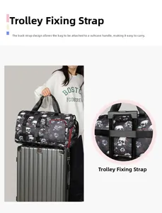 Détail du passant pour valise d'un grand sac cabas avec imprimé crâne et fleurs