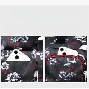 Détail du cabas à motif tête de mort avec multiples poches de rangement voyage