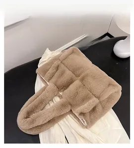 Détail du cabas en fausse fourrure beige avec motif tissé épais et texture douce