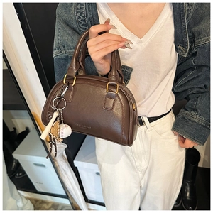 Details der braunen PU-Leder Boston Tasche mit einzigartigen Baseball-Anhängern