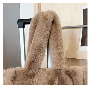 Gros plan détaillé de la bandoulière épaisse en peluche du sac à main kaki tendance