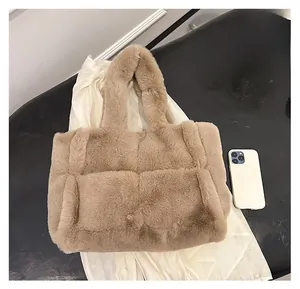 Détail du sac cabas en fausse fourrure kaki montrant la texture douce et les coutures