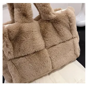 Gros plan d'un sac cabas en fausse fourrure marron avec motif matelassé et texture douce