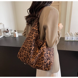 Close-up of leopard print tote bag with dark brown shoulder strap for casual autumn style