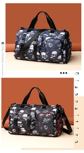 Vue détaillée de grands sacs de voyage avec imprimés de crânes fleuris et design multi-poches