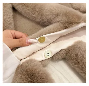 Détail du fermoir magnétique doré sur le sac à bandoulière en fausse fourrure d'automne