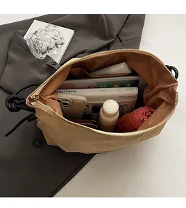Sac cabas spacieux en daim kaki montrant une grande capacité pour les objets essentiels