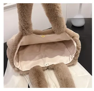 Vue intérieure du sac cabas en fausse fourrure marron avec fermoir magnétique et doublure