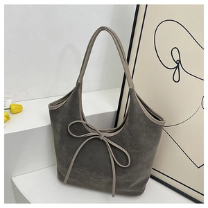 Vue détaillée du sac cabas en cuir givré taupe foncé avec élégant nœud de décoration
