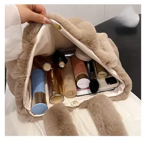Vue intérieure d'un sac cabas en peluche kaki avec fermoir magnétique et grand espace