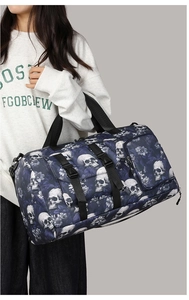 Détail du sac de voyage imprimé tête de mort avec grande capacité et sangles en nylon