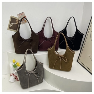 Sacs hobo en daim mat en cinq couleurs avec détail de nœud sur un support blanc