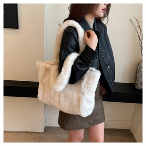 Détail du grand sac cabas en fausse fourrure blanche avec texture matelassée à l'épaule