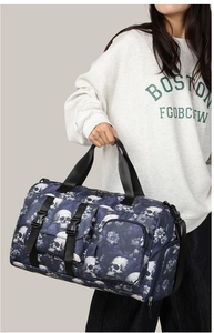 Détail d'un grand sac cabas avec imprimé tête de mort et fleurs porté par un modèle