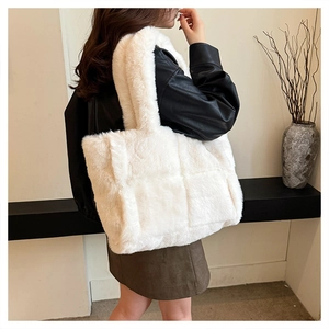 Détail du sac cabas en peluche blanche avec texture élégante en fausse fourrure matelassée