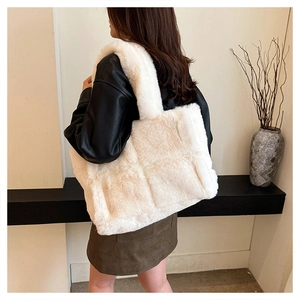 Vue détaillée d'un grand sac cabas blanc en peluche avec motif à damier sur modèle
