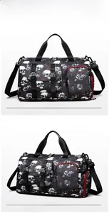 Détails avant et de côté du sac de voyage avec imprimé tête de mort et fleurs