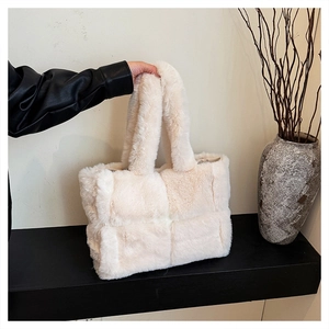 Gros plan détaillé du sac cabas crème en peluche avec texture à carreaux et fausse fourrure