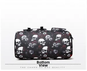 Vue de dessous du grand sac fourre-tout noir avec imprimés de crânes et roses rouges