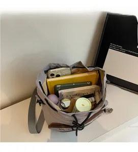 Vue de dessus montrant le grand volume intérieur du sac à dos gris en nylon avec des livres