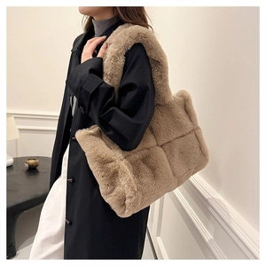 Détail du grand sac cabas matelassé en peluche avec carreaux en fausse fourrure et longues anses