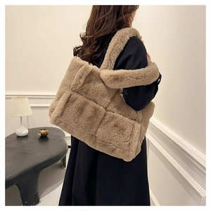 Détail du grand sac cabas en fausse fourrure kaki au design tissé sur l'épaule